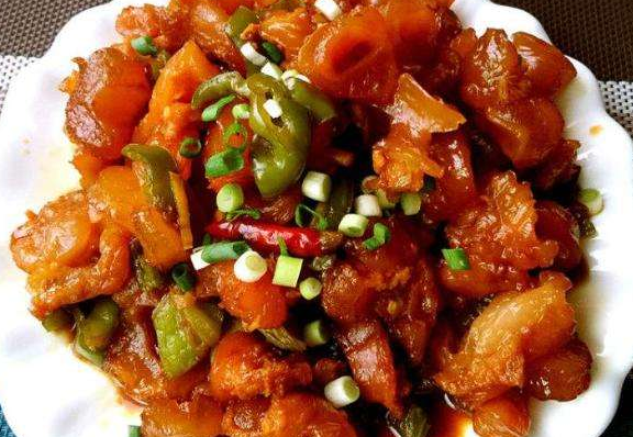 苦瓜牛蹄筋：延缓皮肤衰老又强筋壮骨