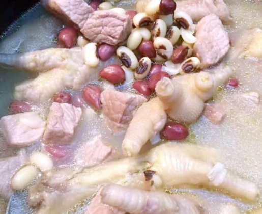 花生眉豆鸡脚汤的营养功效