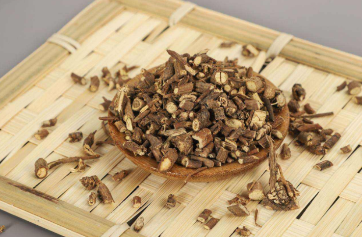 50岁女人皮肤白净只因常喝它