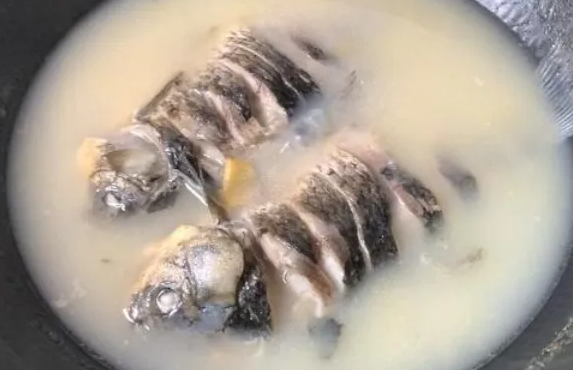 炖鲫鱼汤怎么才能变白 小鲫鱼可以做什么菜