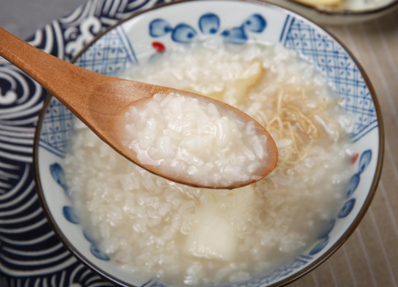 一把糯米煮成汤，伤风感冒保安康