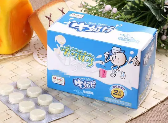 一板伊利牛奶片热量,伊利奶片吃多了会胖吗