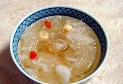 冰糖银耳莲子羹的功效