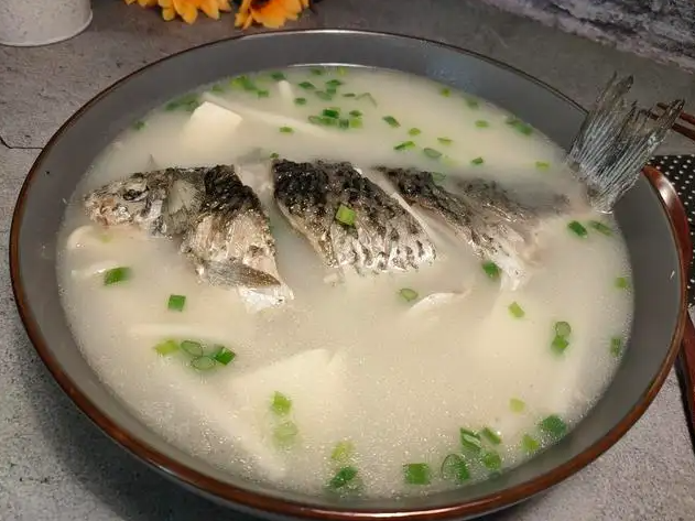 鲫鱼汤的功效与作用 喝鲫鱼汤可以补肾吗