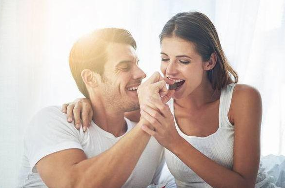 10、有气质却不显肤浅的女人。  漂亮的女人往往会被别人以"漂亮脸蛋笨肚肠"而先入为主的印象，似乎漂亮女人的智商都不是很高。其实，女人的气质是可以修炼的，你可以通过知识地积累而折服男生，通过行为举止的学习更加举止优雅，通过学会不断升华自己的境界成为知识女性，你就可以成为男人心目中的漂亮女神，成为让男人心动的美丽女性。