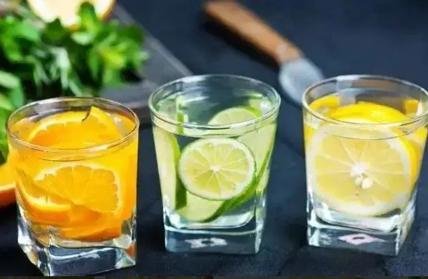 柠檬泡水功效 鲜柠檬用热水还是冷水泡
