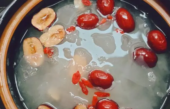 红枣银耳莲子汤功效 红枣银耳莲子汤的禁忌是什么？