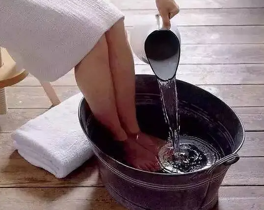 白酒泡脚的功效与作用 泡脚白酒和水的比例