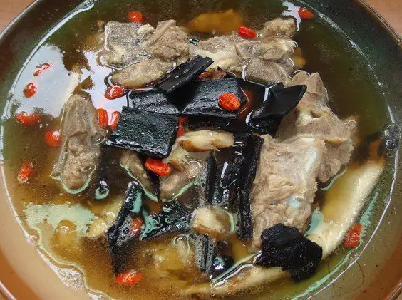 何首乌炖鸡肉的功效与作用 何首乌煮鸡蛋的功效与作用