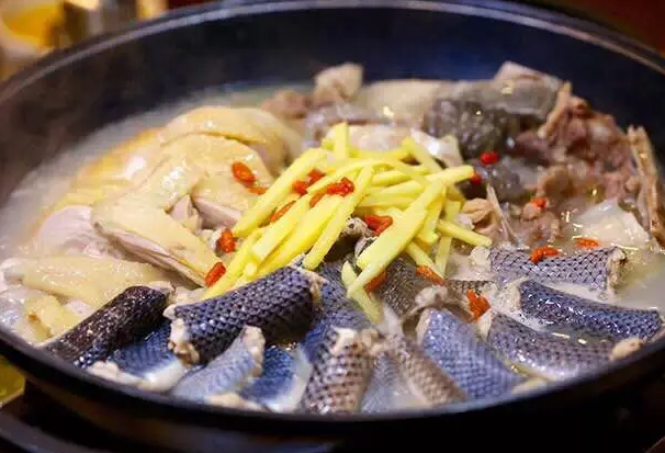 吃蛇炖乌鸡的作用 吃蛇炖乌鸡的忌讳