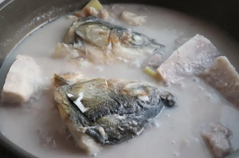 芋头能和鲫鱼一起炖汤吗 和鲫鱼相克的食物