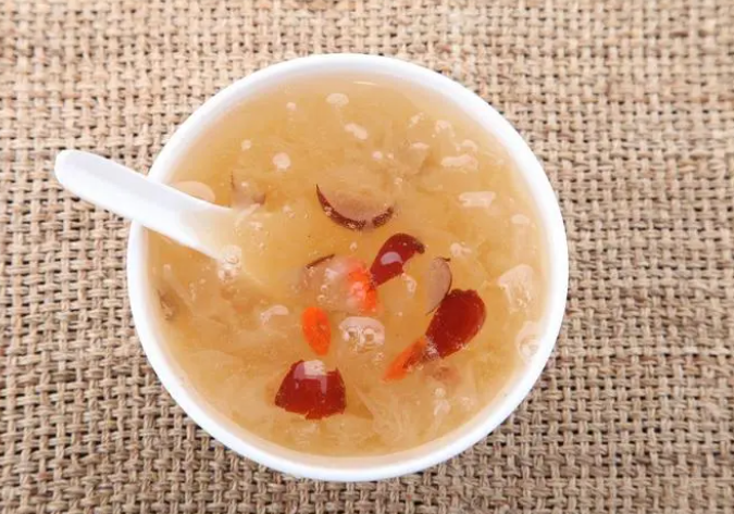 坐月子可以吃银耳红枣汤吗 坐月子吃鸡蛋酒的好处