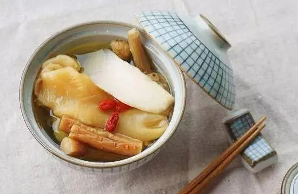 坐月子吃鱼胶有什么好处 坐月子吃红糖小米粥好吗？