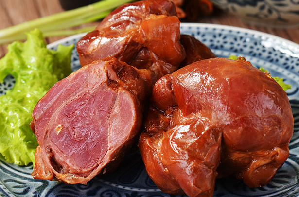 猪腱子肉的功效作用（猪腱子肉的功效与作用及禁忌）