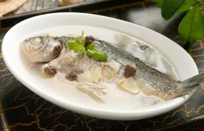 鲫鱼汤的功效与作用（鲫鱼汤的功效与作用及做法）