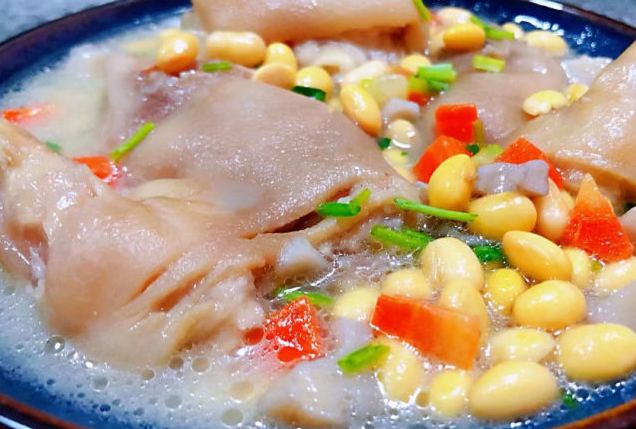 黄豆猪脚汤的功效（黄豆猪脚汤的功效及做法窍门）