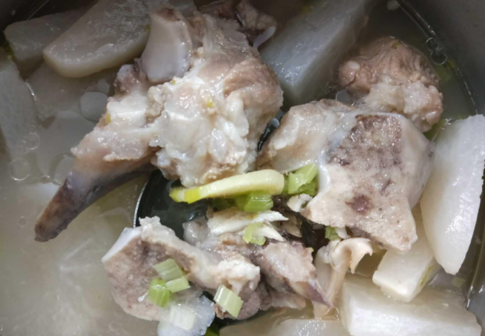 筒骨炖花生有什么功效 筒骨白萝卜煲汤的功效