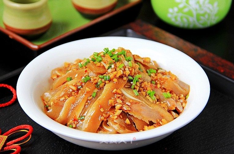 猪耳朵的功效与作用 痛风的患者能不能吃猪耳朵