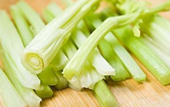 芹菜的营养价值及功效 芹菜直接凉拌吃营养怎么样呢？
