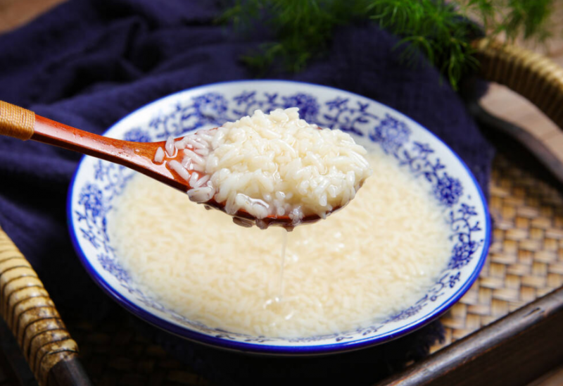 醪糟是生湿还是除湿的 女人吃醪糟的最佳时间是什么时候