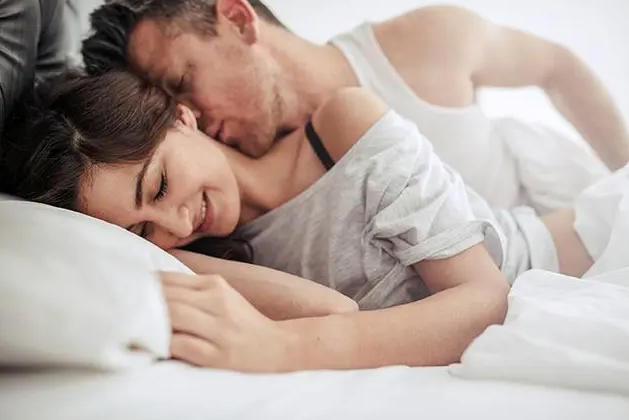 呻吟让男人更兴奋吗？性爱中女性总爱呻吟的原因
