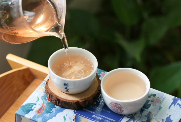 光喝茶不喝水会怎么样 光喝茶不喝水的危害是什么