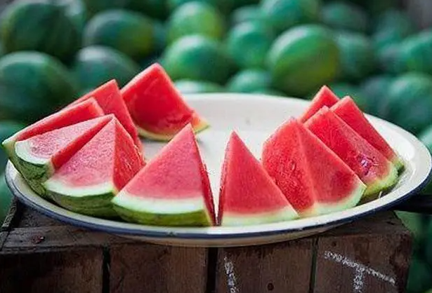 夏季吃西瓜有什么好处 夏天吃西瓜有讲究