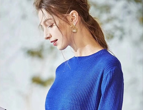 女生杠铃塑形训练计划（打造完美身材的有效方法）