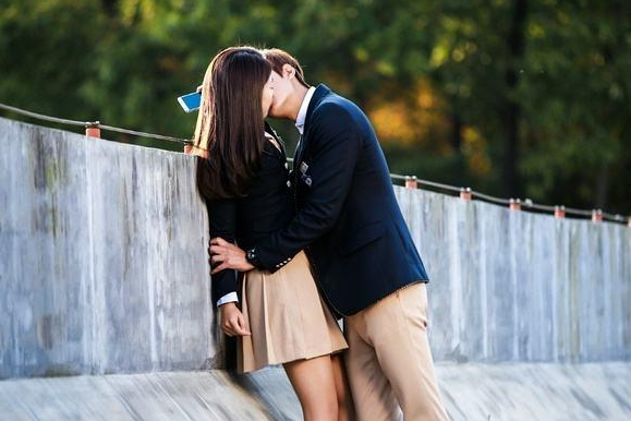 男人为什么会亲吻女生的眼睛？探究背后的含义
