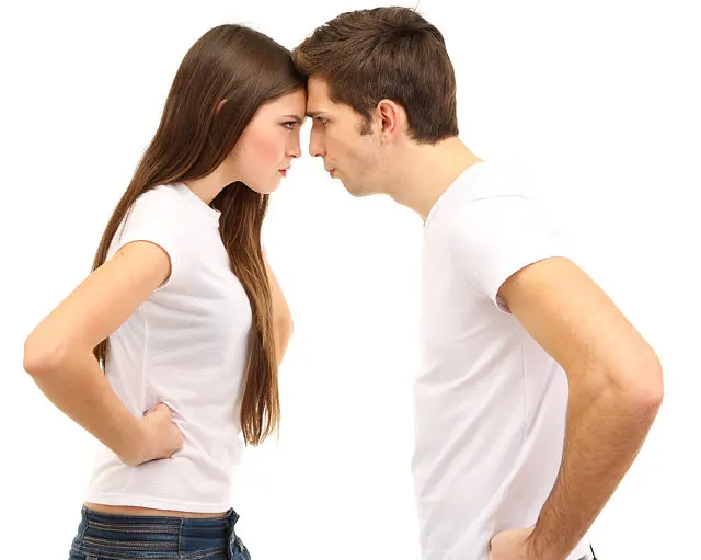 男友偷看女生的行为该如何处理？为什么男友会偷看女生？