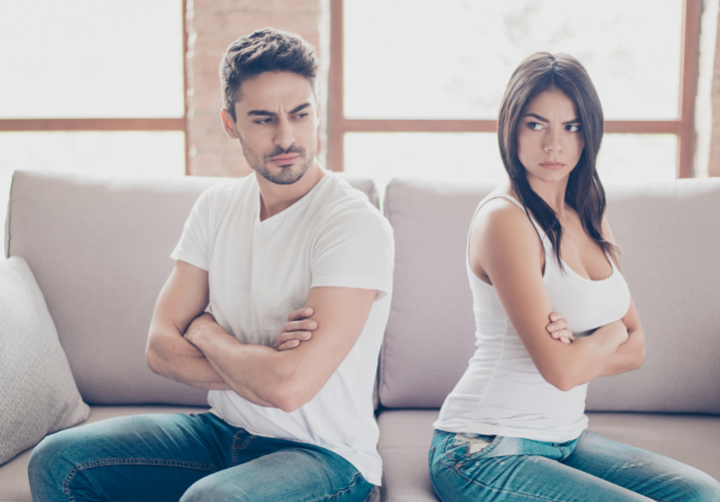 男女生亲密接触时女生是否会流出分泌物？这是正常的生理现象吗？