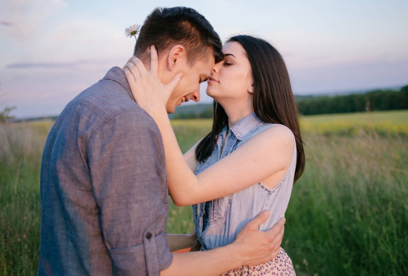 男生喜欢抚摸女生哪几个部位？女生必看的心理分析
