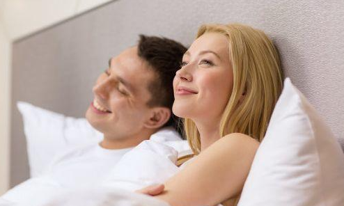 女生不会主动怎么办(教你如何主动追求喜欢的人)