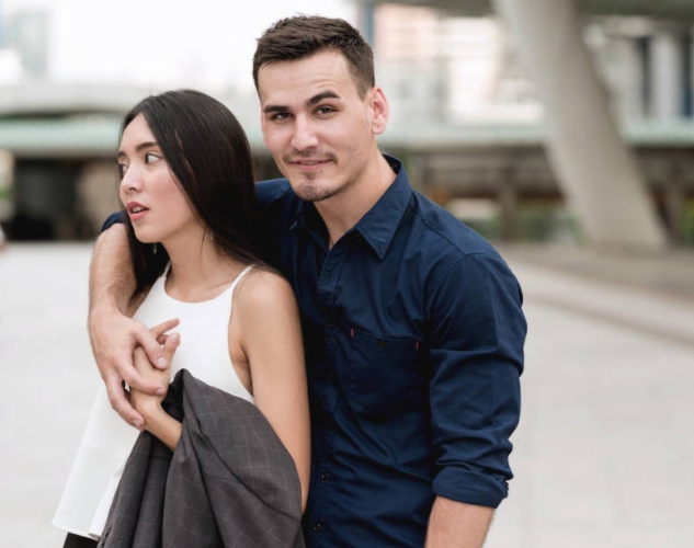 女生如何让你揩油(教你几招防色狼)