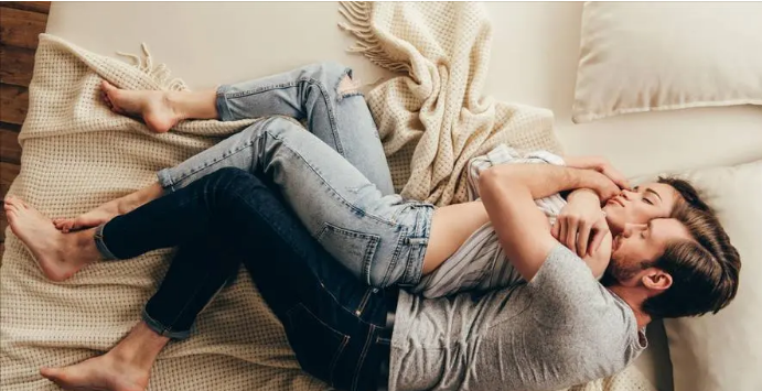 男女性爱的姿势是什么（让性爱充满情趣的方法有哪些）