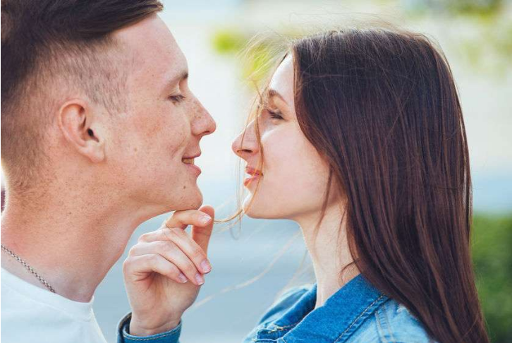 男女性爱有哪些技巧(床上这个花招让你销魂)