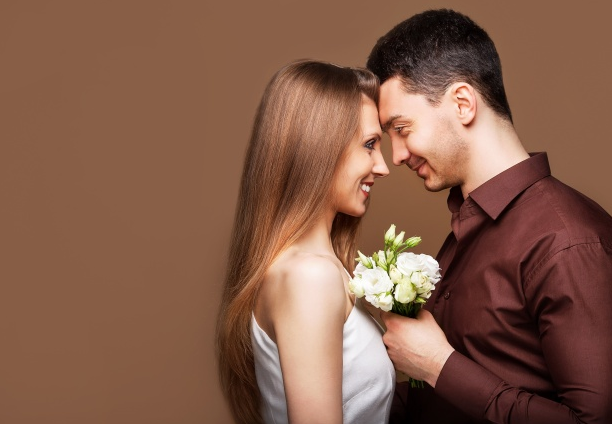 女生暧昧动作 如何吸引男生的注意？