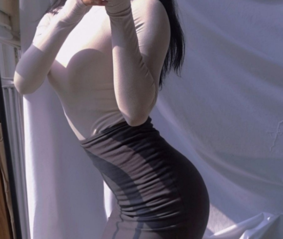 女生的胸高耸，是天生的还是后天锻炼的？