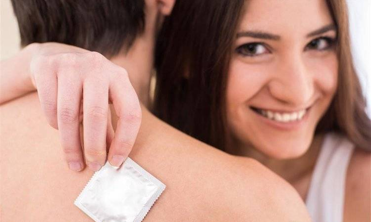 如何正确使用女性避孕套(女性带避孕套做爱会影响快感吗)