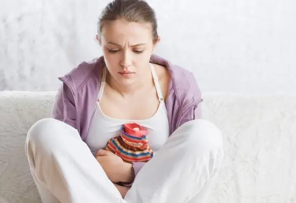 女生下面为什么会刺痛？医生详细解答女性健康问题