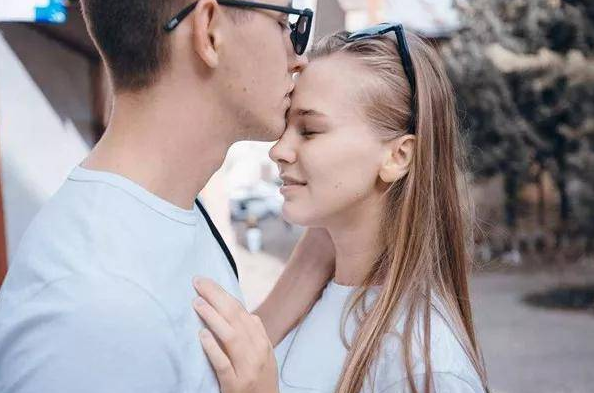 女生之间的交往技巧（如何建立深厚的女性友谊）