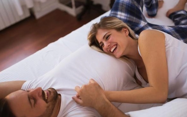 女生在上面，爱爱时如何做到舒适和高潮？（男生必看的技巧）