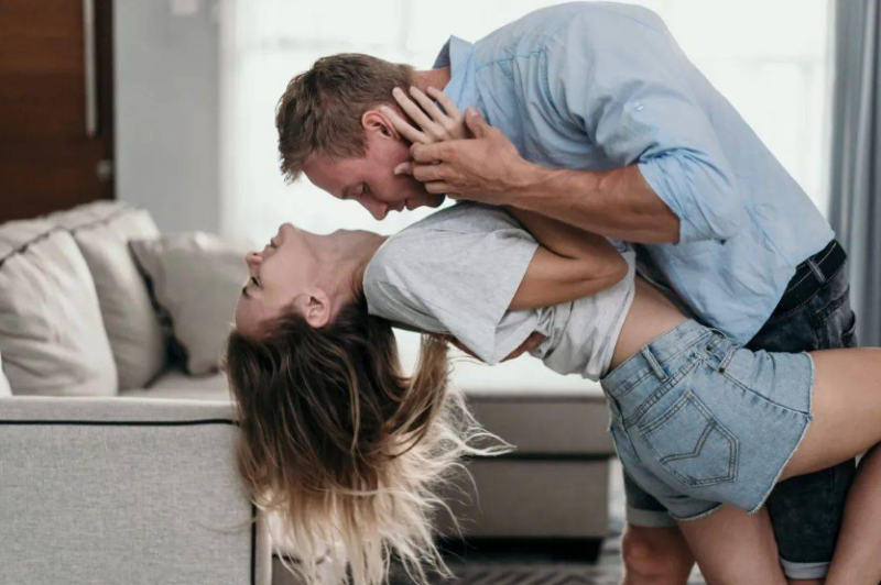 女上位性爱技巧感觉如何(男人都喜欢女上位吗)
