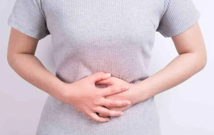 女生小腹疼怎么缓解？缓解小腹疼痛需要综合治疗