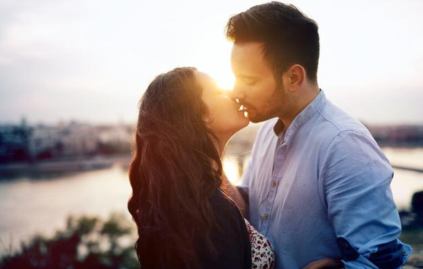 女性勾引男性的性冲动技巧(掌握性感诱惑技巧,让男人为你倾倒)