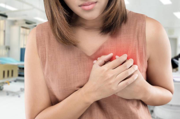 25岁的女生按胸时胸会痛（胸痛原因及应对方法）