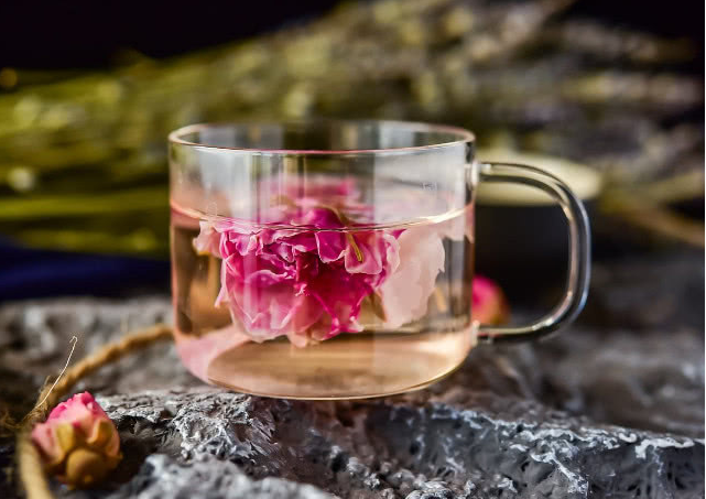 玫瑰花茶的作用（红枣和玫瑰花茶的作用）
