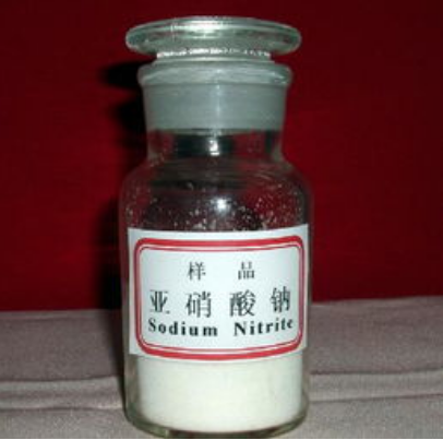 亚硝酸钠的作用（食品中加亚硝酸钠的作用）