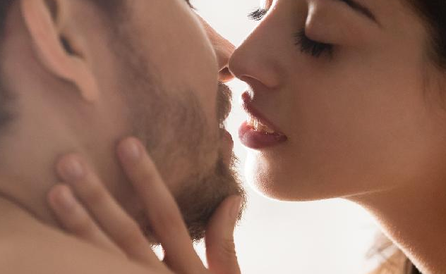 如何找到女生身体兴奋点(探寻女性性敏感区域的技巧)