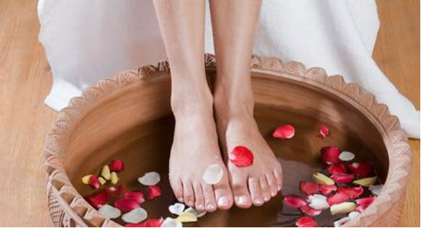 女人用什么泡脚最好（泡脚需要用到的三种&ldquo;添料&rdquo;）